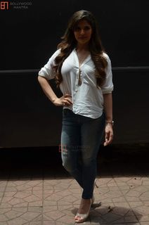 Zareen Khan feet photo thumbnail