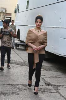 Zareen Khan feet photo thumbnail