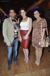 Zareen Khan feet photo thumbnail