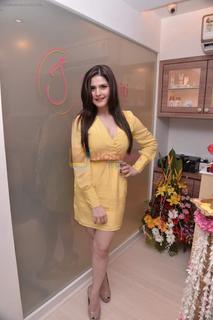 Zareen Khan feet photo thumbnail