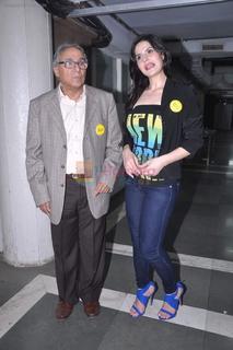 Zareen Khan feet photo thumbnail