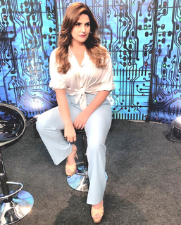Zareen Khan feet photo thumbnail