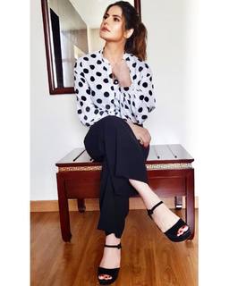 Zareen Khan feet photo thumbnail
