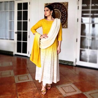 Zareen Khan feet photo thumbnail
