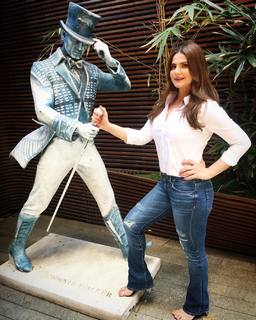 Zareen Khan feet photo thumbnail