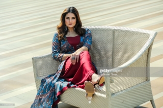 Zareen Khan feet photo thumbnail