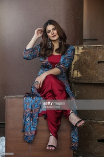 Zareen Khan feet photo thumbnail