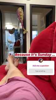 Zareen Khan feet photo thumbnail