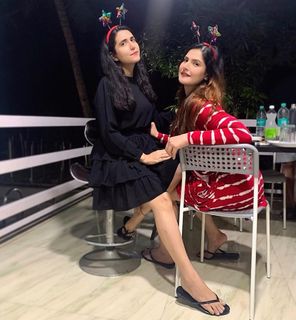 Zareen Khan feet photo thumbnail