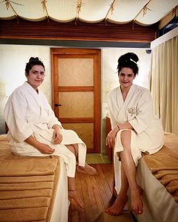 Zareen Khan feet photo thumbnail