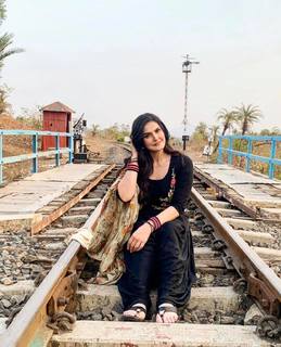 Zareen Khan feet photo thumbnail