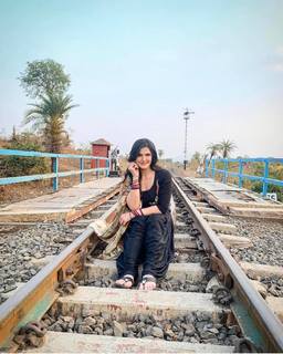 Zareen Khan feet photo thumbnail