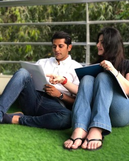 Zareen Khan feet photo thumbnail