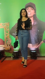 Zareen Khan feet photo thumbnail