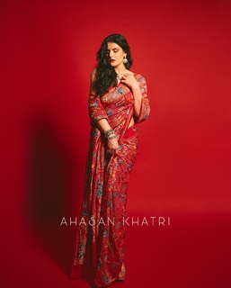 Zareen Khan feet photo thumbnail