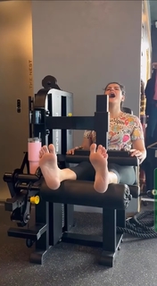 Zareen Khan feet photo thumbnail