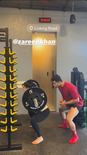 Zareen Khan feet photo thumbnail