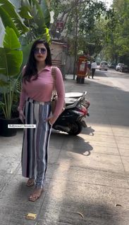 Zareen Khan feet photo thumbnail