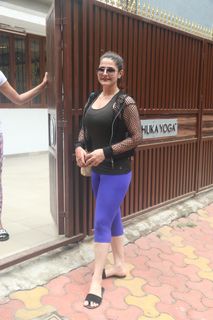 Zareen Khan feet photo thumbnail