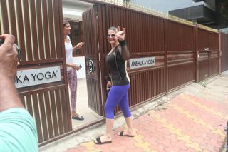 Zareen Khan feet photo thumbnail