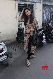 Zareen Khan feet photo thumbnail