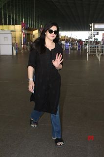 Zareen Khan feet photo thumbnail