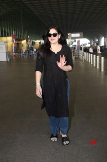 Zareen Khan feet photo thumbnail