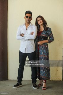 Zareen Khan feet photo thumbnail