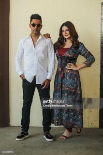 Zareen Khan feet photo thumbnail