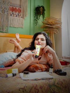 Zareen Khan feet photo thumbnail