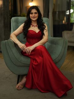 Zareen Khan feet photo thumbnail