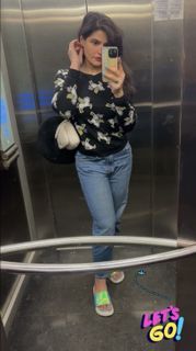 Zareen Khan feet photo 14