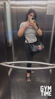 Zareen Khan feet photo 12