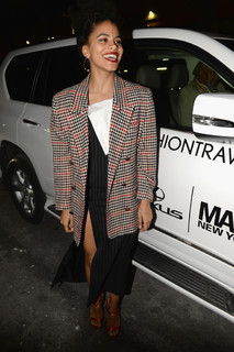 Zazie Beetz feet photo thumbnail