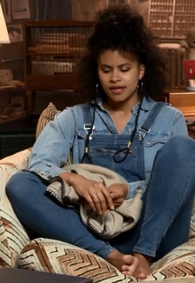 Zazie Beetz feet photo thumbnail