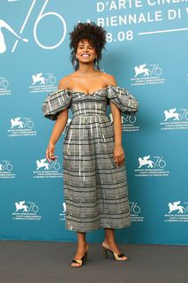 Zazie Beetz feet photo thumbnail