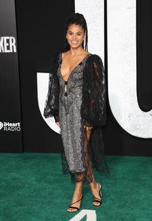 Zazie Beetz feet photo thumbnail