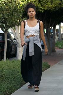 Zazie Beetz feet photo thumbnail
