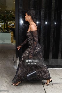 Zazie Beetz feet photo thumbnail