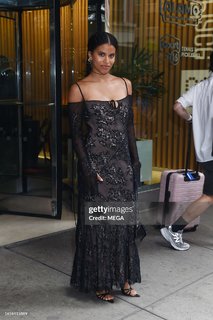 Zazie Beetz feet photo thumbnail