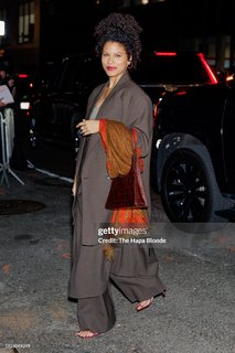 Zazie Beetz feet photo thumbnail
