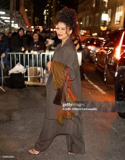 Zazie Beetz feet photo thumbnail