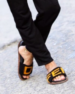 Zeina feet photo thumbnail