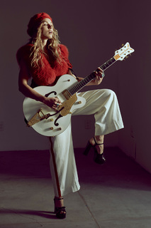 Zella Day feet photo thumbnail