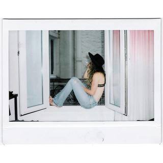 Zella Day feet photo thumbnail