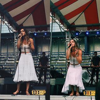 Zella Day feet photo thumbnail