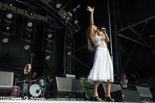 Zella Day feet photo thumbnail