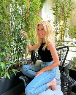 Zeta Makrypoulia feet photo thumbnail