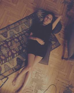 Zeynep Bastik feet photo thumbnail