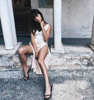 Zeynep Bastik feet photo thumbnail